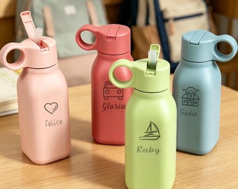 Peut inclure: Quatre bouteilles d'eau carrées en plastique de couleur rose pastel, rouge, vert citron et bleu clair. Chaque bouteille possède un couvercle à rabat avec une poignée circulaire, une paille et un motif personnalisé avec un nom : Felice avec un cœur, Gloria avec une voiture, Ruby avec un voilier et Sadie avec une maison.