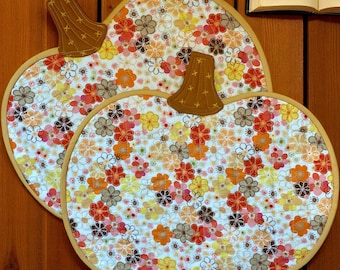Quilted Pumpkin Placemat: Reversible Autumn Table Decor - 15x13 Inch