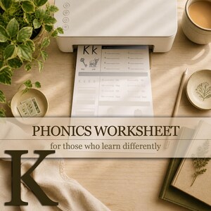 Pode incluir: Uma impressora branca imprimindo uma folha de trabalho de fonética com a letra "K". A folha de trabalho inclui ilustrações de uma chave e um iaque. O texto na imagem diz "PHONICS WORKSHEET for those who learn differently".