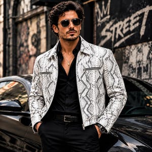 Giacca da uomo in pelle di pitone bianca, cappotto da motociclista in pelle di serpente, abbigliamento streetwear di lusso.