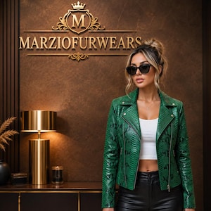 Giacca da motociclista da donna in pelle verde effetto serpente, lusso e stile biker.
