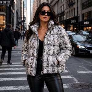 Damska kurtka pikowana z nadrukiem skóry węża, zimowa, modna w stylu streetwear.