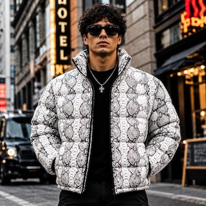Herenjas van pythonleer met slangenprint, luxe winterjas, gewatteerde streetwear-stijl.