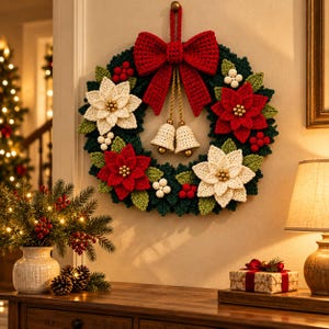 Könnte beinhalten: Ein runder Häkel-Weihnachtskranz mit dunkelgrünen Blättern, roten und cremefarbenen Weihnachtssternen mit goldenen Mitten, roten und weißen Beerenclustern, zwei cremefarbenen Häkelglocken und einer großen roten Häkelschleife oben.