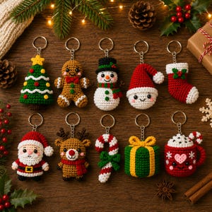 Può includere: Un set di dieci portachiavi all'uncinetto a tema natalizio che include un albero verde, un omino di pan di zenzero, un pupazzo di neve, un cappello di Babbo Natale, una calza rossa, Babbo Natale, una renna, un bastoncino di zucchero, un regalo verde e una tazza rossa.