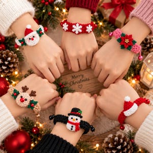 Könnte beinhalten: Eine Sammlung von sechs gehäkelten Armbändern mit Weihnachtsmotiven, darunter ein Weihnachtsmann-Gesicht, weiße Schneeflocken auf rotem Band, ein rosa Weihnachtsstern, ein Rentier, ein Schneemann mit Zylinder und eine rote Weihnachtsmannmütze.