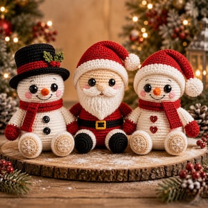 Könnte beinhalten: Drei gehäkelte Puppen, bestehend aus einem Schneemann mit schwarzem Zylinder und Stechpalme, einem Weihnachtsmann mit weißem Bart und rotem Anzug sowie einem Schneemann mit roter Weihnachtsmütze. Jede Figur hat schwarze Knopfaugen und rote Schals.
