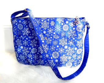 Bolso de hombro con copos de nieve: plateado y azul, 35 x 26 x 11,4 cm, cierre de cremallera y bolsillos.