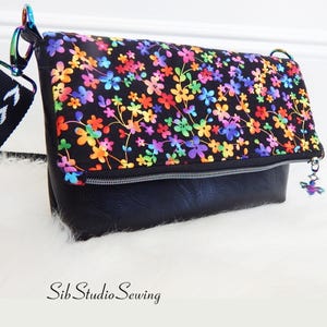 Sac pliable Flowers, 10 x 7 x 2 pouces, rabat avec fermeture à glissière, fermeture à pression magnétique, bandoulière réglable, poches intérieures, sac à main pliable