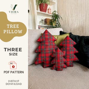 Könnte beinhalten: Drei weihnachtsbaumförmige Kissen mit einem rot-grün-dunkelblauen Schottenkaro-Muster. Die Kissen sind in einer Gruppe auf einem hellen Sofa angeordnet. Das Bild enthält den Text VIORA PATTERN TREE PILLOW THREE SIZE PDF PATTERN.