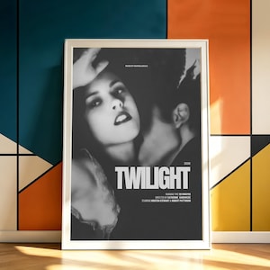 Puede incluir: Un póster de película en blanco y negro enmarcado para la película Twilight de 2008, con un primer plano de dos personas. El texto incluye el título Twilight, el año 2008, la duración 121 minutos, la directora Catherine Hardwicke y los protagonistas Kristen Stewart y Robert Pattinson.