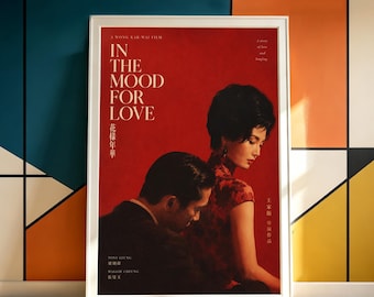 Puede incluir: Un póster de película enmarcado de In the Mood for Love con un hombre y una mujer en un entorno rojo. El texto dice A Wong Kar-Wai Film, In the Mood for Love, 花樣年華, Tony Leung 梁朝偉, Maggie Cheung 張曼玉 y E 家陶 導演作品.