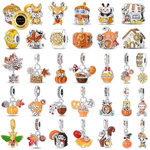 Può includere: Una collezione di trenta ciondoli in metallo color argento a tema autunnale, tra cui zucche, scoiattoli, ricci, girasoli, foglie d'acero, funghi e casette con dettagli in smalto arancione, giallo, marrone e cristalli trasparenti.