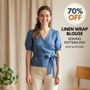 Może przedstawiać: Niebieska lniana bluzka kopertowa z krótkimi bufiastymi rękawami i wiązaniem w talii. Obraz zawiera tekst 70% OFF, LINEN WRAP BLOUSE, SEWING PATTERN PDF, EASY & STYLISH. Bluzka posiada dekolt w serek oraz dopasowany krój podkreślający talię.