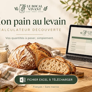 Peut inclure: Un calculateur de pain au levain numérique de Le Bocal Vivant affiché sur un écran d'ordinateur, avec une miche de pain croustillante, un bocal en verre de levain et un bouton de téléchargement de fichier Excel sur une table en bois.
