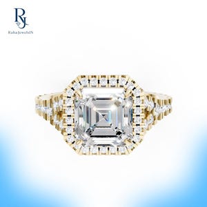 Puede incluir: Un anillo de oro con una gran piedra central de corte cuadrado rodeada por un halo de pequeñas piedras blancas redondas. La banda está dividida en dos secciones a cada lado, cada una adornada con una fila de pequeñas piedras blancas redondas.