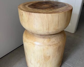 Noma Beistelltisch aus Massivholz | Handgefertigter rustikaler Beistelltisch aus Holz | Sockel aus organischem Holz