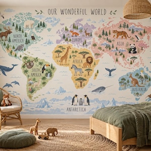 Może przedstawiać: Fototapeta przedstawiająca mapę świata z napisem OUR WONDERFUL WORLD, ukazująca kontynenty w różnych kolorach wraz z ilustracjami zwierząt, drzew i gór. Mapa zawiera angielskie nazwy kontynentów oraz opisy poszczególnych regionów.