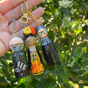 Bernie Sanders mit Handschuhe, Ruth Bader Ginsburg & Frida Schlüsselanhänger Holz Peg Doll Geldbörse Charm