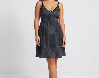 Vestido lencero gótico con estampado de telaraña para mujer, vestido largo de tirantes finos para fiesta de Halloween / Vestido oscuro glamuroso con brillo gris plomo, arte para vestir S–2XL