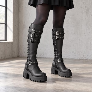 Stivali al ginocchio in pelle nera fatti a mano, stile militare con fibbia borchiata gotica (suola a carrarmato con plateau)