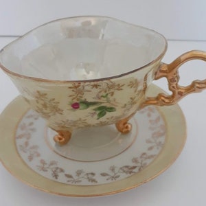 Vintage Lefton China Handprinted Lustreware Iridescent Yellow Violets & Rosebuds Gold Trim Footed 3 Sided Teacup and Saucer afbeelding 2