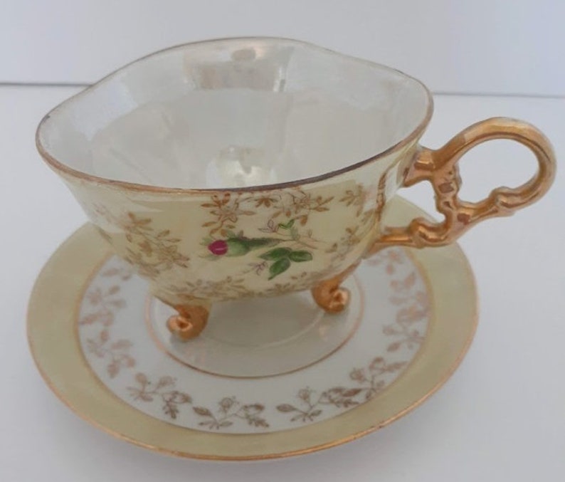 Vintage Lefton China Handprinted Lustreware Iridescent Yellow Violets & Rosebuds Gold Trim Footed 3 Sided Teacup and Saucer afbeelding 2