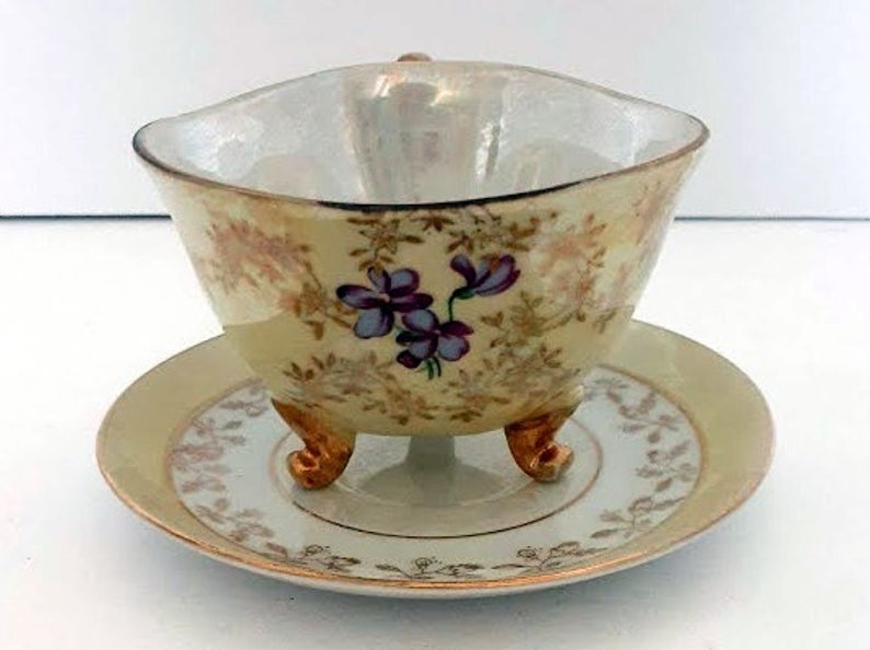 Vintage Lefton China Handprinted Lustreware Iridescent Yellow Violets & Rosebuds Gold Trim Footed 3 Sided Teacup and Saucer afbeelding 1
