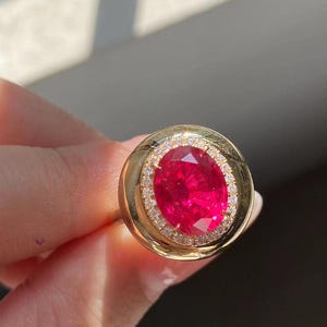 Ring met laboratoriumrobijn 8 x 10 mm, 14K gouden ring met grove zetting en ovale robijn, statement ring van S925 zilver, geboortesteen van juli