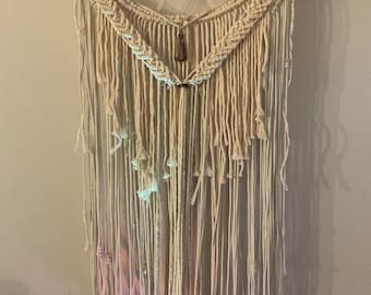 Decoração de parede artesanal em macramê com fibra de cacto cholla e contas de quartzo rosa.