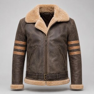 Peut inclure: Une veste en cuir vieilli marron foncé avec un col et un ourlet en peau lainée beige. La veste présente une fermeture éclair frontale, deux poches latérales zippées, une ceinture à boucle et trois bandes horizontales en cuir beige sur chaque manche.