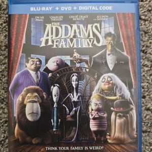 Può includere: Una custodia Blu-ray blu per il film La Famiglia Addams, con il cast animato che include Gomez, Morticia, Mercoledì, Pugsley, Zio Fester, Nonna, Cugino Itt e Lurch. La copertina include il testo Blu-ray + DVD + Digital Code e Think Your Family Is Weird?