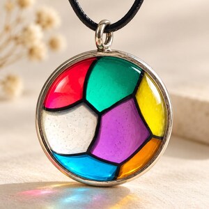 Ciondolo in argilla polimerica traslucida effetto vetro colorato, ciondolo multicolore con montatura argentata e cordino nero, gioiello originale realizzato a mano.