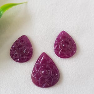 Pierres précieuses en rubis sculptées à la main en forme de fleur de lotus | Cabochons en forme de larme (20 x 10 mm, 13 x 16 mm)