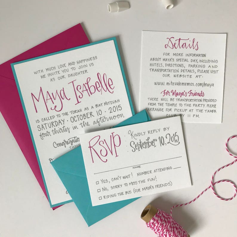Puede incluir: Una invitaci&oacute;n rosa, blanca y azul para una Bat Mitzvah. La invitaci&oacute;n es para Maya Isabelle y es para el s&aacute;bado 10 de octubre de 2015 a las 4:30 pm. La invitaci&oacute;n incluye detalles sobre el evento y una tarjeta RSVP.