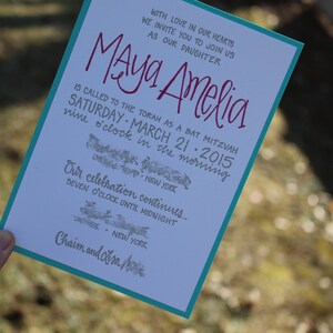 Puede incluir: Una tarjeta de invitaci&oacute;n turquesa y blanca con el texto "Maya Amelia is called to the Torah as a Bat Mitzvah Saturday March 21, 2015 nine o'clock in the morning New York Our celebration continues... Seven o'clock until midnight New York Chaim and Lisa."