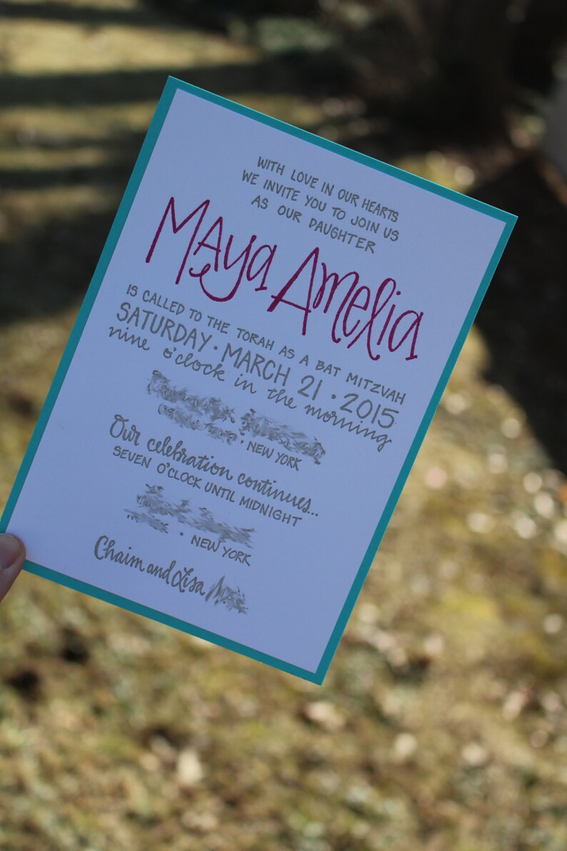 Puede incluir: Una tarjeta de invitaci&oacute;n turquesa y blanca con el texto "Maya Amelia is called to the Torah as a Bat Mitzvah Saturday March 21, 2015 nine o'clock in the morning New York Our celebration continues... Seven o'clock until midnight New York Chaim and Lisa."