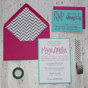 Puede incluir: Una invitaci&oacute;n turquesa y blanca con texto plateado para una celebraci&oacute;n de Bat Mitzvah. La invitaci&oacute;n dice "Maya Amelia es llamada a la Tor&aacute; como una Bat Mitzvah S&aacute;bado, 21 de marzo de 2015, nueve de la ma&ntilde;ana, Nueva York. Nuestra celebraci&oacute;n contin&uacute;a... siete de la noche hasta la medianoche, Nueva York. Chaim y Lisa."