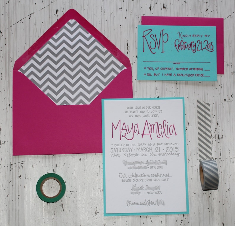 Puede incluir: Una invitaci&oacute;n turquesa y blanca con texto plateado para una celebraci&oacute;n de Bat Mitzvah. La invitaci&oacute;n dice "Maya Amelia es llamada a la Tor&aacute; como una Bat Mitzvah S&aacute;bado, 21 de marzo de 2015, nueve de la ma&ntilde;ana, Nueva York. Nuestra celebraci&oacute;n contin&uacute;a... siete de la noche hasta la medianoche, Nueva York. Chaim y Lisa."