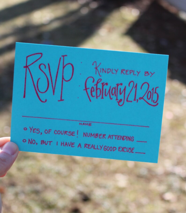 Puede incluir: Una tarjeta RSVP turquesa con un RSVP escrito a mano en rojo y una fecha escrita a mano en rojo del 21 de febrero de 2015. La tarjeta tiene una l&iacute;nea para un nombre y dos opciones para responder: "&iexcl;S&Iacute;, POR SUPUESTO!" y "NO, PERO TENGO UNA MUY BUENA EXCUSA."