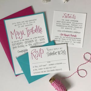 Puede incluir: Una invitaci&oacute;n rosa y turquesa para una Bat Mitzvah. La invitaci&oacute;n presenta el nombre "Maya Isabelle" en escritura rosa. El texto dice "S&aacute;bado, 10 de octubre de 2015, 16:30". La tarjeta RSVP incluye una secci&oacute;n para el nombre del invitado, el n&uacute;mero de asistentes y una opci&oacute;n entre "S&iacute;, &iexcl;no puedo esperar!", "No, &iexcl;l&aacute;stima que me pierda la diversi&oacute;n!" o "Tomar el autob&uacute;s (para los amigos de Maya)".