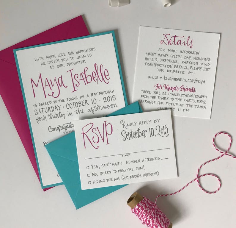 Puede incluir: Una invitaci&oacute;n rosa y turquesa para una Bat Mitzvah. La invitaci&oacute;n presenta el nombre "Maya Isabelle" en escritura rosa. El texto dice "S&aacute;bado, 10 de octubre de 2015, 16:30". La tarjeta RSVP incluye una secci&oacute;n para el nombre del invitado, el n&uacute;mero de asistentes y una opci&oacute;n entre "S&iacute;, &iexcl;no puedo esperar!", "No, &iexcl;l&aacute;stima que me pierda la diversi&oacute;n!" o "Tomar el autob&uacute;s (para los amigos de Maya)".