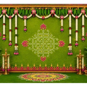 Op de afbeelding: Een groene achtergrond met een centraal wit geometrisch kolam-patroon omringd door roze lotusmotieven. De scène bevat hangende witte en roze bloemenslingers, twee koperen olielampen en twee groene potplanten met kleurrijke bloemen.