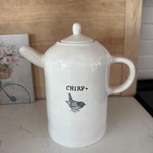 Tetera Rae Dunn Artisan Collection “CHIRP” con diseño de pájaro – Tetera de cerámica vintage – Coleccionable