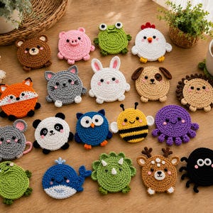Peut inclure: Une collection de dessous de verre ronds en crochet représentant divers animaux dont un ours, un cochon, une grenouille, un poulet, un renard, un chat, un lapin, un chien, un hérisson, une souris, un panda, un hibou, une abeille, une pieuvre, une baleine, un dinosaure, un cerf et une araignée.
