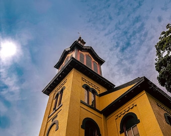 Lámina decorativa para pared con forma de torre de iglesia, fotografía arquitectónica en color amarillo, descarga digital vintage de 8x12 pulgadas.