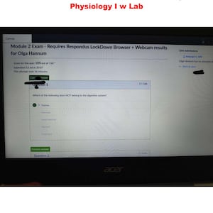 Puede incluir: Una pantalla de ordenador que muestra un examen BIOL251 Module 2 Human Anatomy & Physiology I w Lab en la plataforma Canvas. La pantalla muestra una puntuación de 105 sobre 150, detalles de envío para Olga Hannum y una pregunta de opción múltiple.