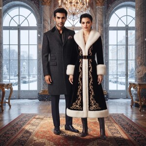Peut inclure: Un manteau en laine gris anthracite avec un col en velours et un long manteau en velours noir avec une bordure en fausse fourrure blanche, des broderies dorées et une ceinture à boucle. Portés avec un pantalon sombre et des bottes en cuir.