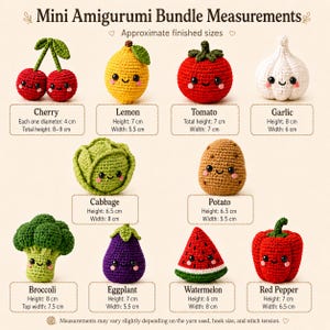Può includere: Una collezione di dieci frutti e verdure amigurumi all'uncinetto, tra cui ciliegia, limone, pomodoro, aglio, cavolo, patata, broccoli, melanzana, fetta di anguria e peperone rosso, ognuno con un volto sorridente e dimensioni metriche indicate.
