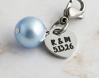 Un detalle de boda: Perla azul, dije de perla personalizado para ramo, regalo para la novia.